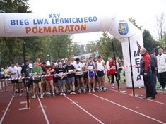Setki biegaczy wystartowało w legnickim Półmaratonie