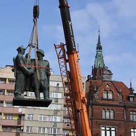 powiększ zdjęcie: Pomnik Wdzięczności dla Armii Radzieckiej odjechał z placu Słowiańskiego