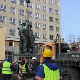 powiększ zdjęcie: Pomnik Wdzięczności dla Armii Radzieckiej odjechał z placu Słowiańskiego