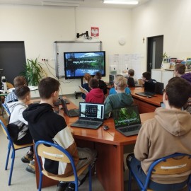 powiększ zdjęcie: Legnicka szkoła triumfuje zdobywając mobilną pracownię komputerową