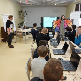 powiększ zdjęcie: Legnicka szkoła triumfuje zdobywając mobilną pracownię komputerową