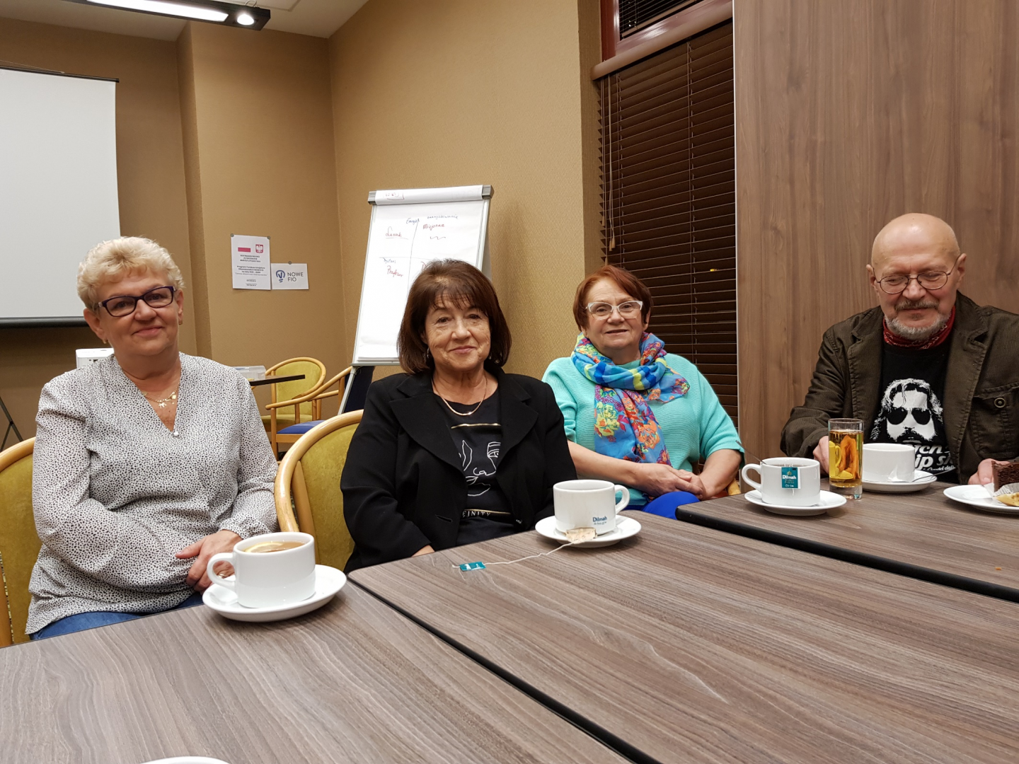 Zdjęcie seniorów biorących udział w warsztatach „Cenna aktywność Rad Seniorów”.