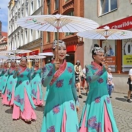 Miasto pełne tańca i kolorów