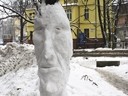 Tajemnicze śnieżne rzeźby powstają nocą