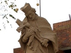 Święty Jan Nepomucen na podzamczu i w Lapidarium
