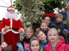 Świąteczna zabawa dzieci z Mikołajem w Palmiarni