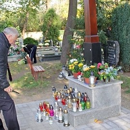 Zapłonęły znicze na grobach zasłużonych legniczan