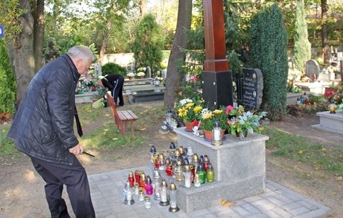 Zapłonęły znicze na grobach zasłużonych legniczan