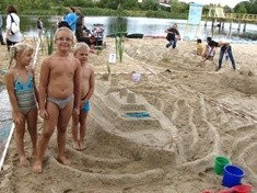 Piaskowe dzieła na plaży Kąpieliska Kormoran