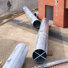 Budowy oświetlenia stadionu ciąg dalszy. Na plac wjechały gigantyczne maszty