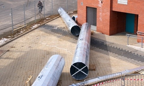 Budowy oświetlenia stadionu ciąg dalszy. Na plac wjechały gigantyczne maszty