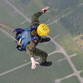 Uczniowie Zespołu Szkół Ogólnokształcących nr 3 skaczą ze spadochronem