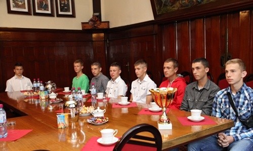 Gimnazjalni Mistrzowie Polski w piłce nożnej z wizytą u prezydenta Legnicy