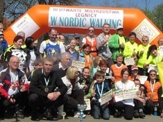 Mistrzowie marszów z kijkami w parku Miejskim