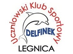 UKS Delfinek z drużynowym pucharem pływackim za zwycięstwo