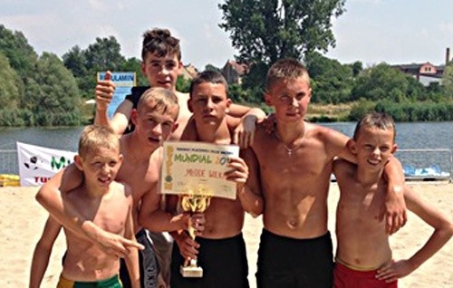 Mundialowa piłka nożna na plaży Kormorana