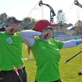 Kołczan pełen medali legnickich łuczników