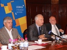 Legnicka oferta na czas EURO 2012: • od 8 czerwca KGHM – Ulica Kibica • 16 czerwca Muzyczny Mecz Polska-Czechy • 17 czerwca Mobilna Strefa Kibica