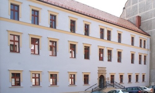 Dobiega końca remont dawnej szkoły parafialnej. Na fasadę budynku powróciła ...