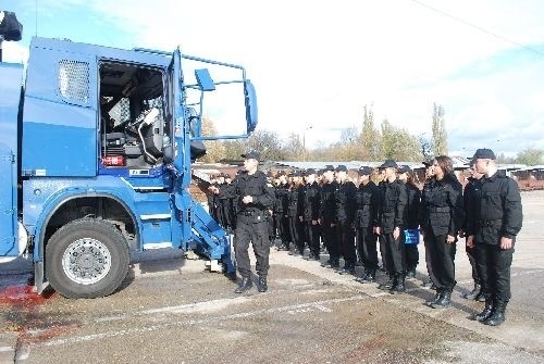 Jak policja zapewnia bezpieczeństwo imprez masowych? Pokaz dla uczniów klas ...