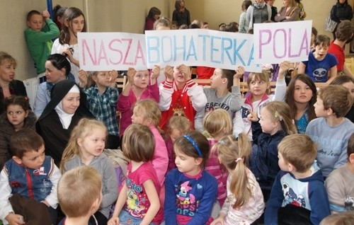 Kolejna mała bohaterka ze Szkoły Podstawowej nr 2. „Polka to nasza idolka”