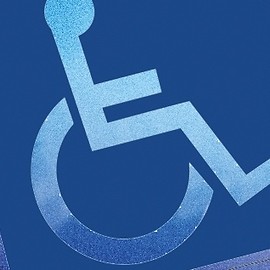 Dobra wiadomość dla osób niepełnosprawnych: ważność kart parkingowych jest przedłużona