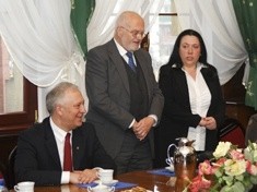 Prezydent Legnicy przyjął w ratuszu prof. Siegfrieda Masera i jego małżonkę Helgę