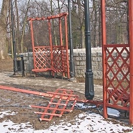 Wandale zniszczyli wypoczynkową enklawę na promenadzie