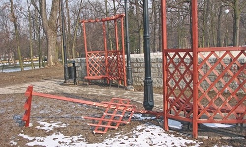 Wandale zniszczyli wypoczynkową enklawę na promenadzie