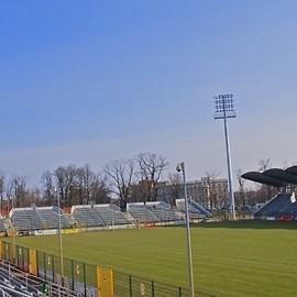 Najtrudniejszy etap budowy oświetlenia stadionu już za nami. Stoją wszystkie cztery maszty