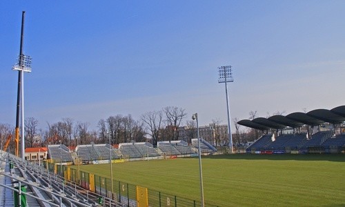 Najtrudniejszy etap budowy oświetlenia stadionu już za nami. Stoją wszystkie ...