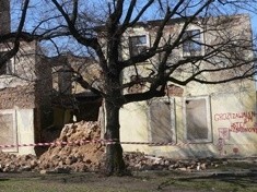 Po zawaleniu się muru nadzór budowlany nakazał zabezpieczenie prywatnego, poklasztornego obiektu