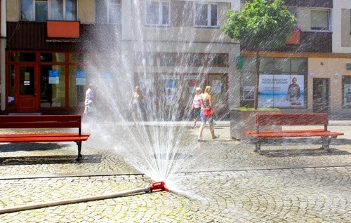 Patelnia w Rynku! Strażacy dają ochłodę mieszkańcom
