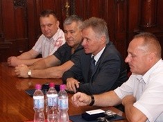 Wodne Ochotnicze Pogotowie Ratunkowe ma 50 lat. Wizyta Prezesa WOPR u Prezydenta Legnicy