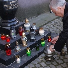 Zapłonęły znicze na grobach zasłużonych legniczan
