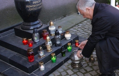 Zapłonęły znicze na grobach zasłużonych legniczan