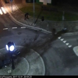 Wjechał autem na rondo