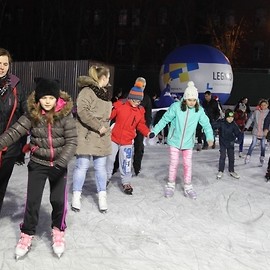 W koło Macieja. Zumba i inne zabawy na legnickim lodowisku