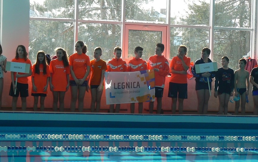 Worek medali legnickich pływaków na turnieju w Drohobyczu
