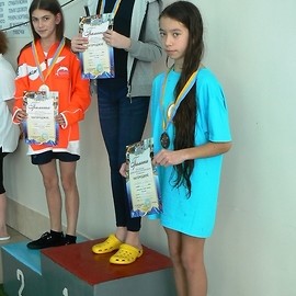 powiększ zdjęcie: Worek medali legnickich pływaków na turnieju w Drohobyczu