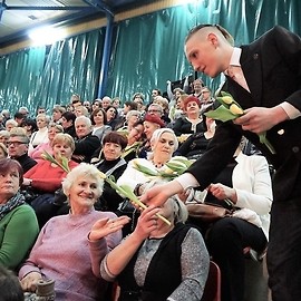 powiększ zdjęcie: Marek Torzewski zaśpiewał legniczankom