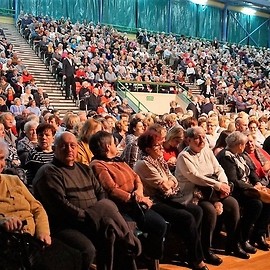 powiększ zdjęcie: Marek Torzewski zaśpiewał legniczankom