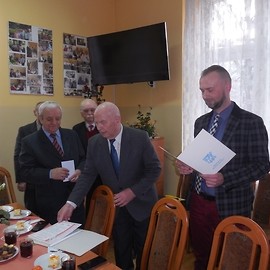 powiększ zdjęcie: Dzień Kobiet i jubileusze u Weteranów Pracy