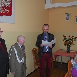 powiększ zdjęcie: Dzień Kobiet i jubileusze u Weteranów Pracy