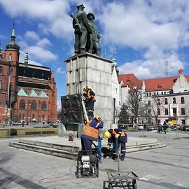 Rozbieranie Pomnika Wdzięczności już się rozpoczyna