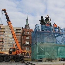 powiększ zdjęcie: Cokół Pomnika Wdzięczności już rozebrany