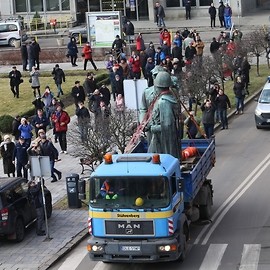 powiększ zdjęcie: Cokół Pomnika Wdzięczności już rozebrany