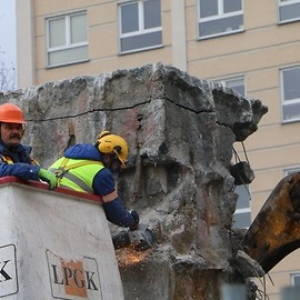 powiększ zdjęcie: Cokół Pomnika Wdzięczności już rozebrany