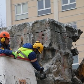 powiększ zdjęcie: Cokół Pomnika Wdzięczności już rozebrany