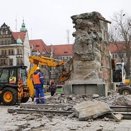 powiększ zdjęcie: Cokół Pomnika Wdzięczności już rozebrany